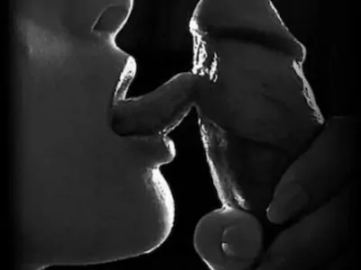 Между грудей черно белое картинка 16397