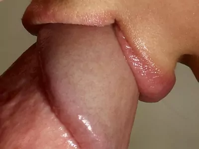 Девушка целует головку члена картинка 17827